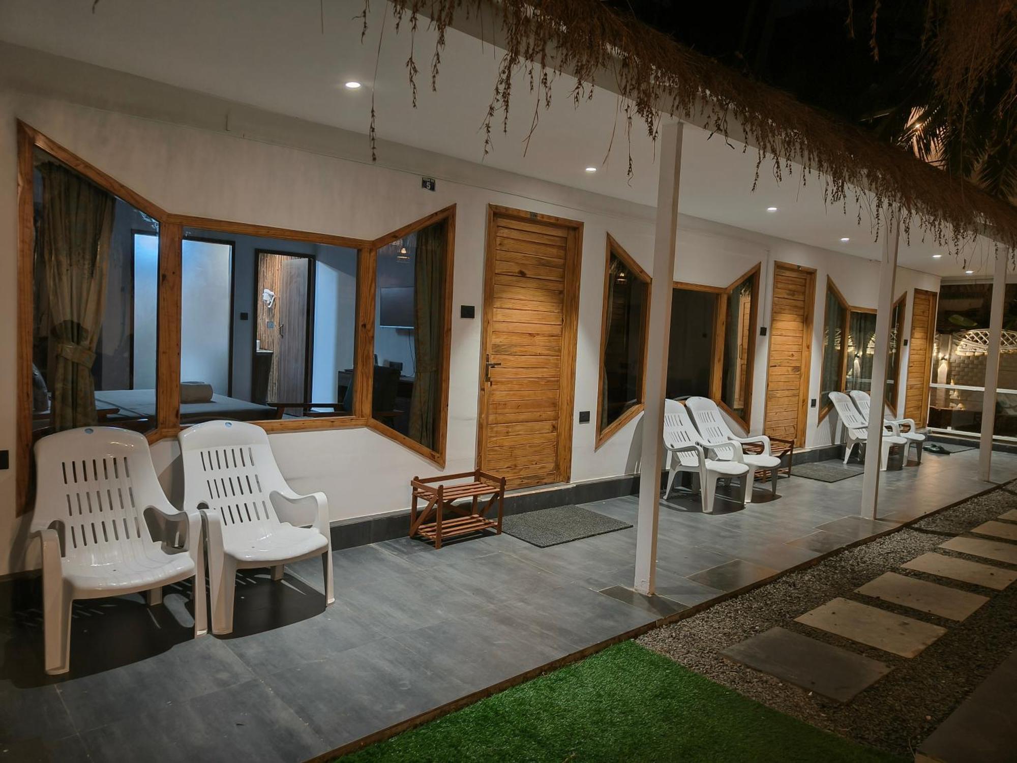 Aqua Beach Stays Ashwem Мандрем Экстерьер фото