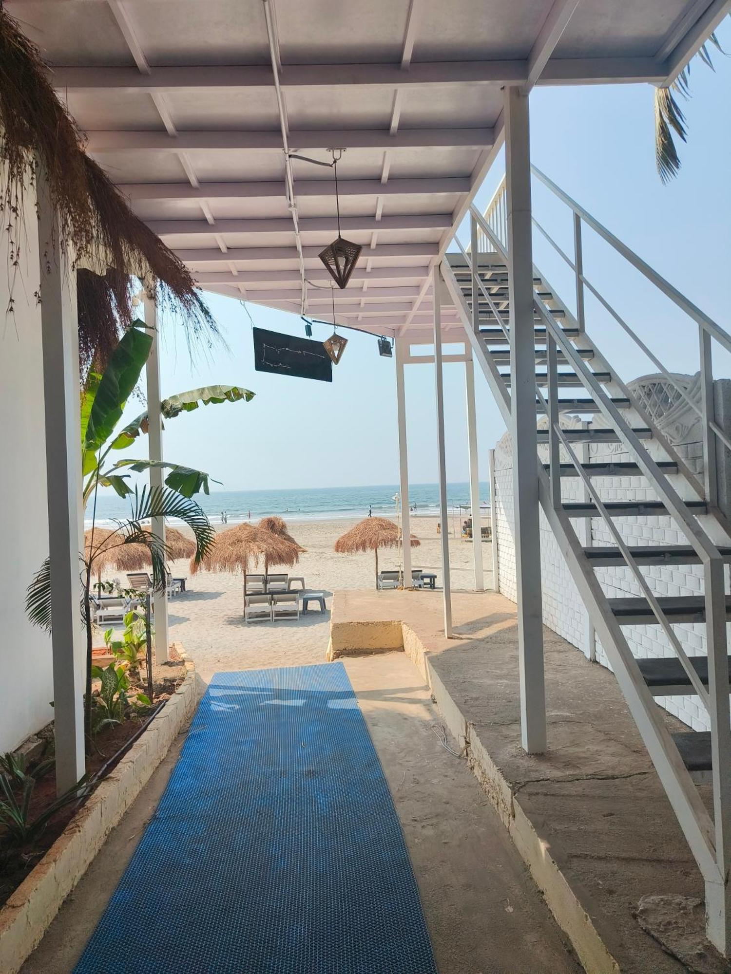 Aqua Beach Stays Ashwem Мандрем Экстерьер фото