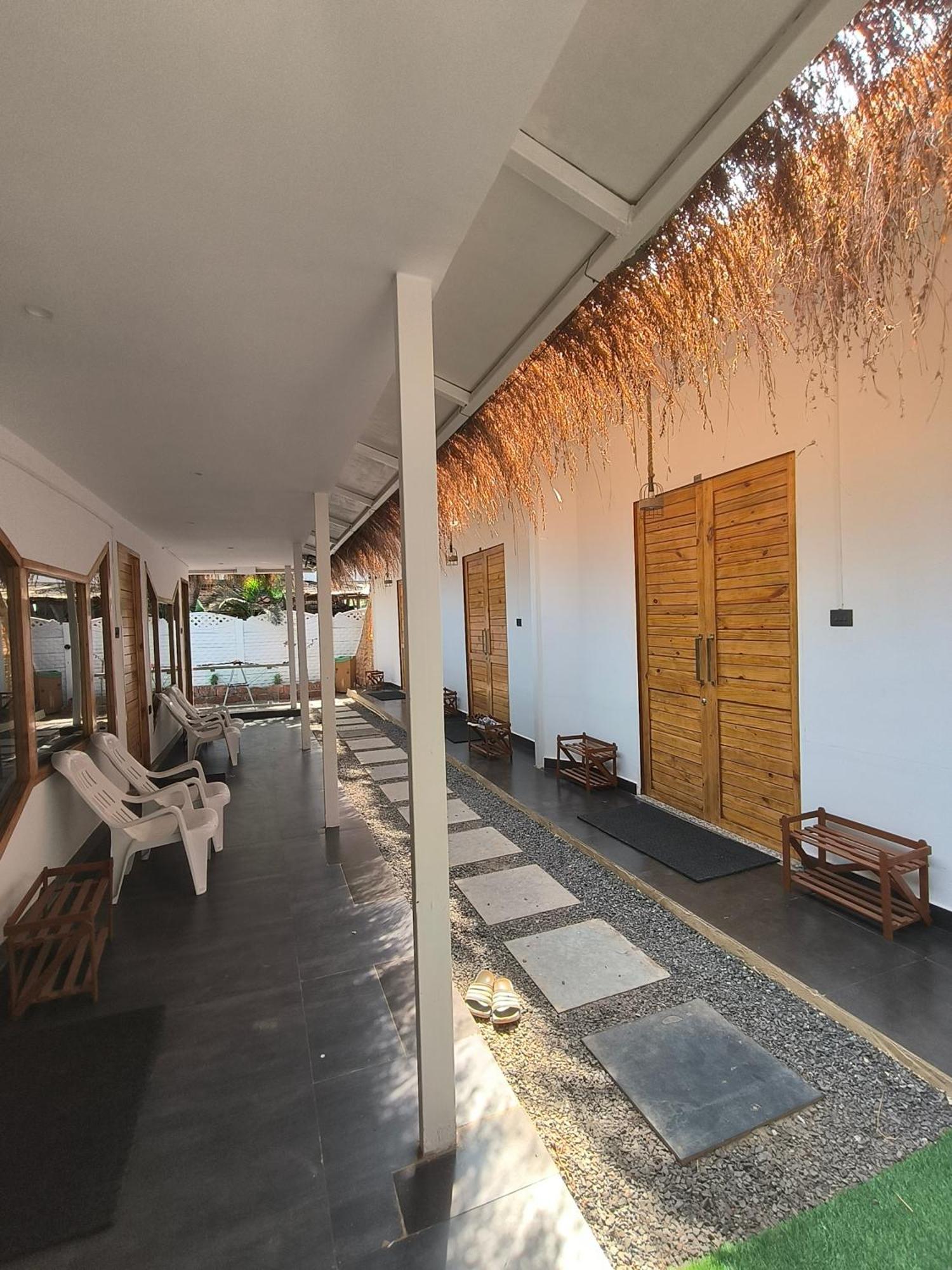 Aqua Beach Stays Ashwem Мандрем Экстерьер фото
