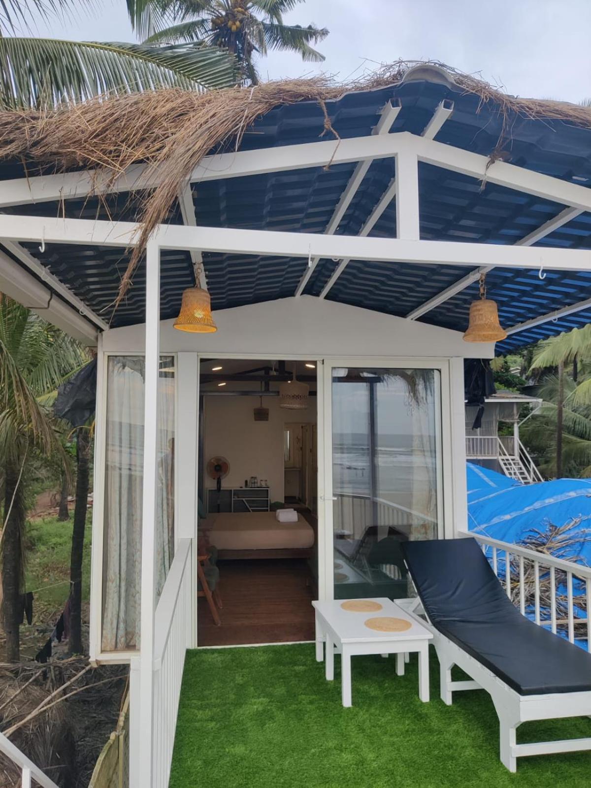 Aqua Beach Stays Ashwem Мандрем Экстерьер фото
